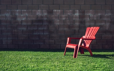 红色塑料扶手椅绿色草地
